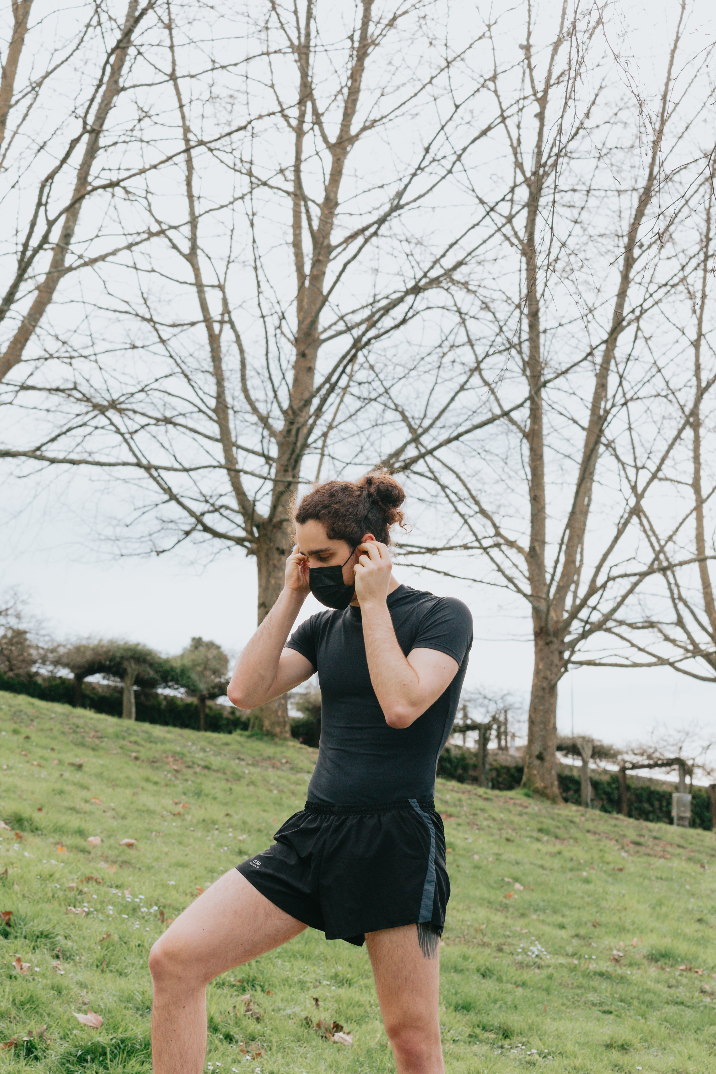 files/a-man-putting-on-his-black-face-mask-outdoors.jpg